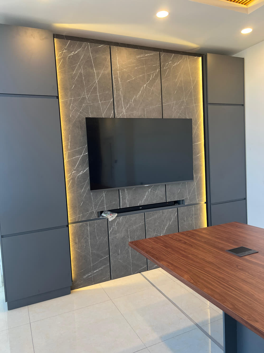 Pared revestida con pantalla y luz LED