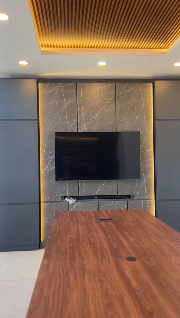 Sala de reuniones con revestimiento símil mármol y luz LED