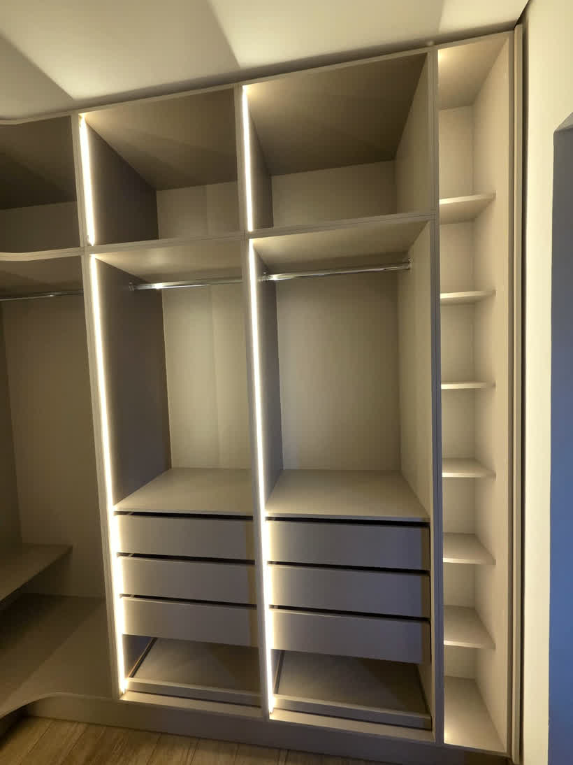 Vestidor con cajones y perfiles de LED