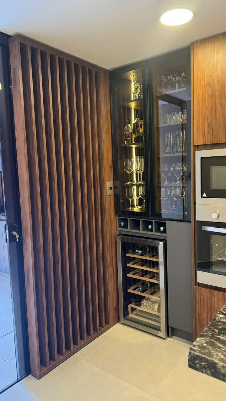 Bar con cava y vitrina de vidrio