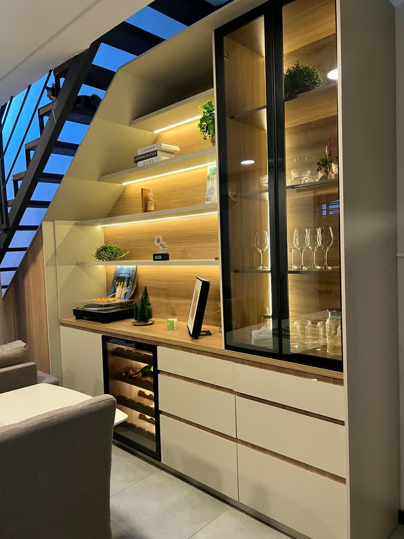 Mueble bajo escalera con bar