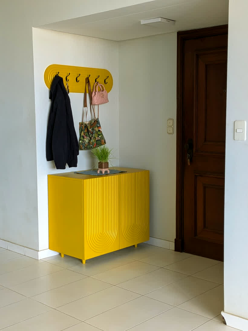 Mueble de entrada amarillo