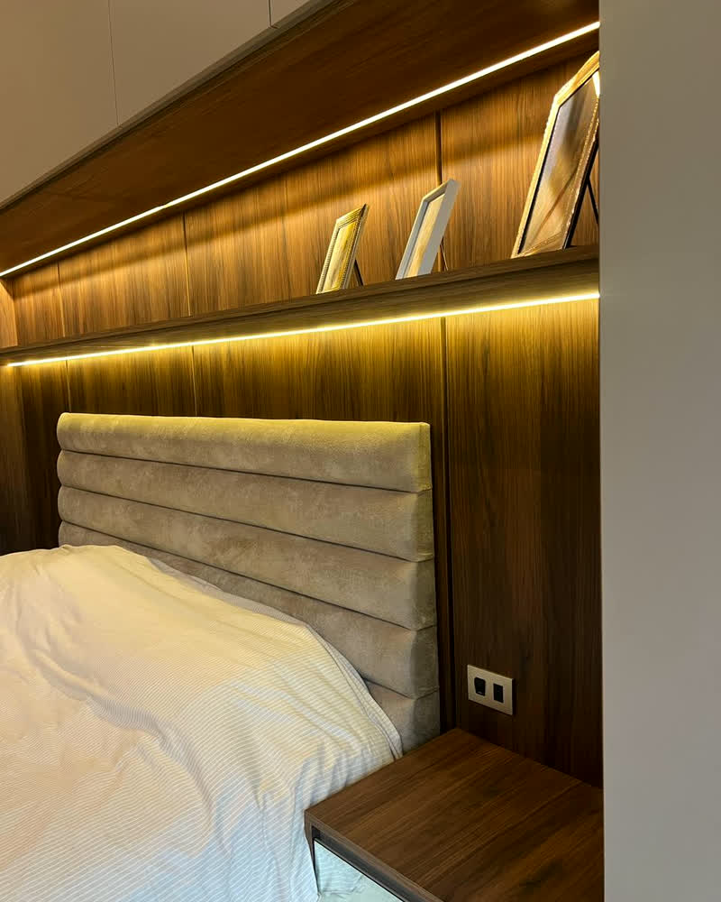 Respaldo de madera con luz LED y estante