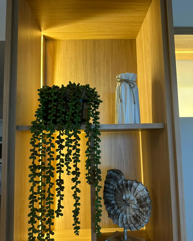 Repisa de madera con luz LED cálida